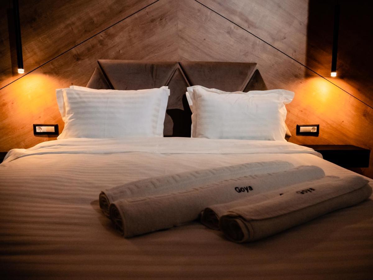 Hotel Goya Boutique Targu Jiu Bagian luar foto