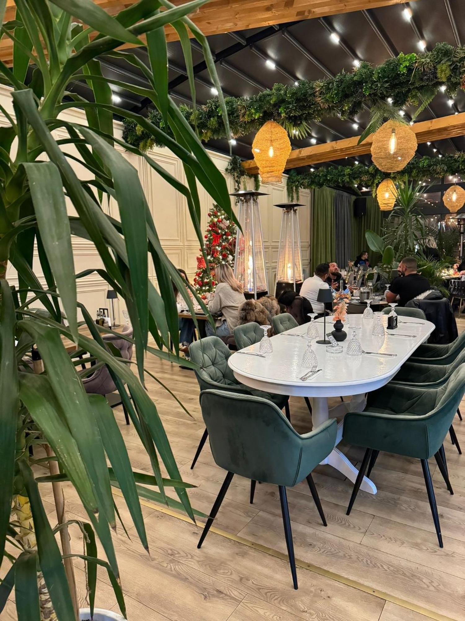 Hotel Goya Boutique Targu Jiu Bagian luar foto