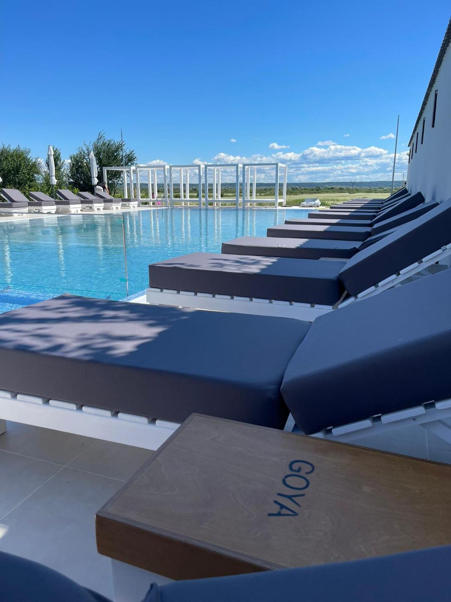 Hotel Goya Boutique Targu Jiu Bagian luar foto