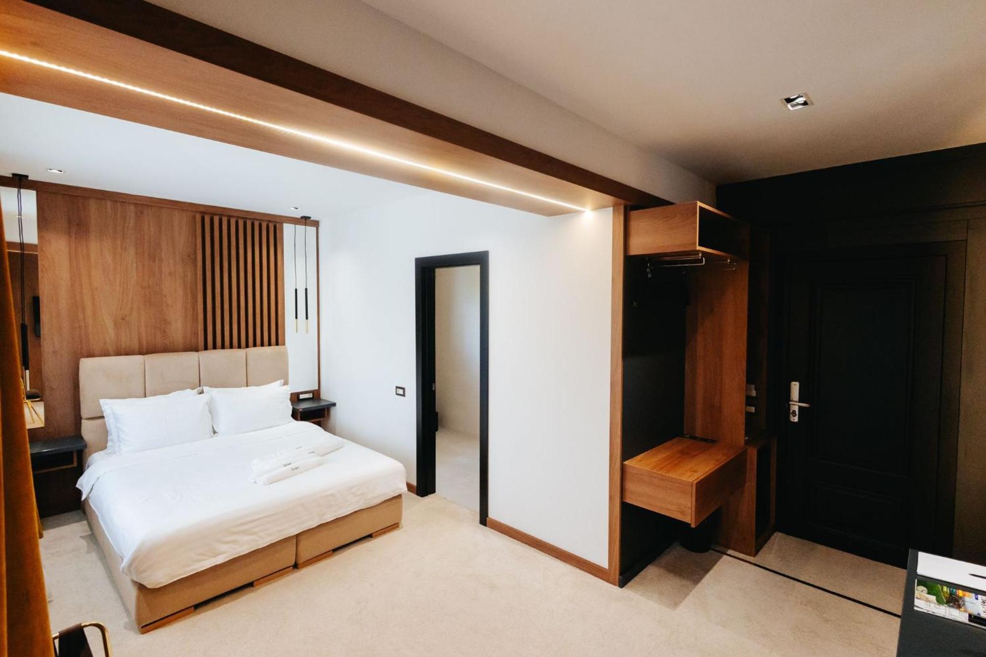 Hotel Goya Boutique Targu Jiu Bagian luar foto