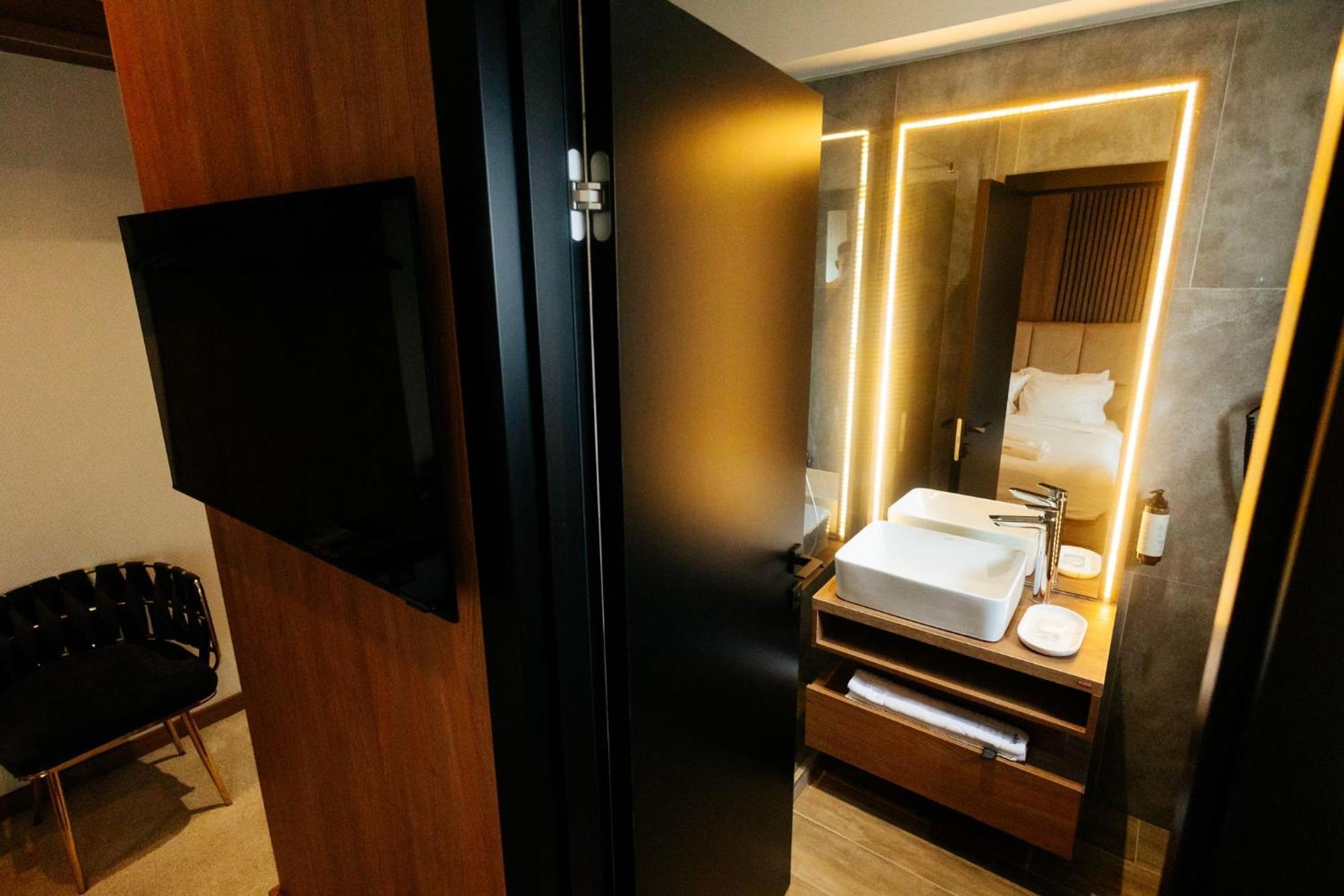 Hotel Goya Boutique Targu Jiu Bagian luar foto