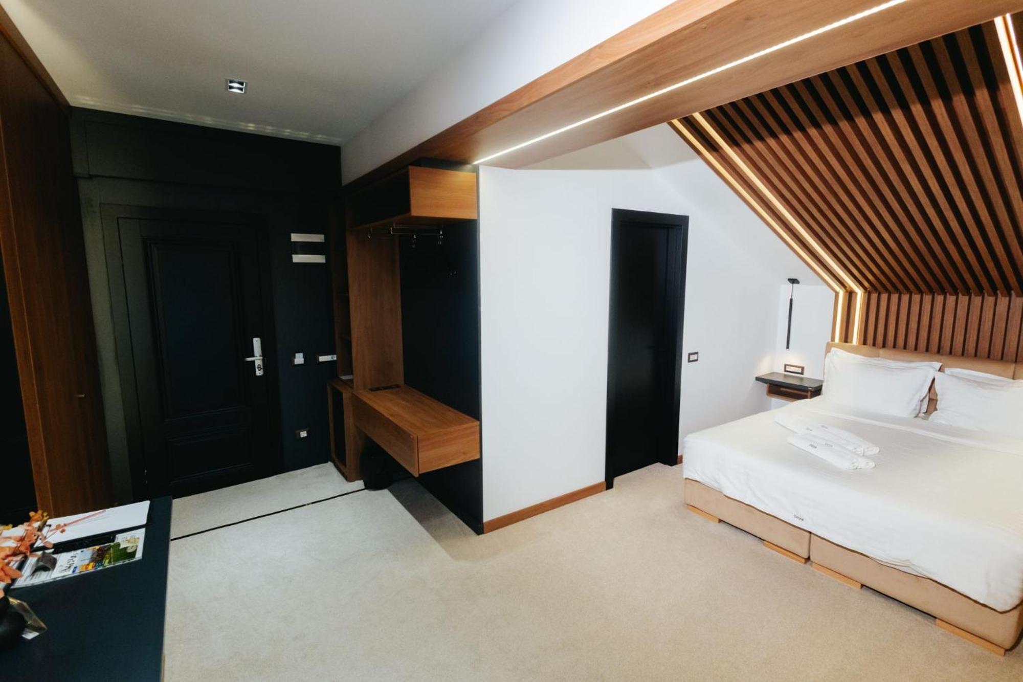 Hotel Goya Boutique Targu Jiu Bagian luar foto