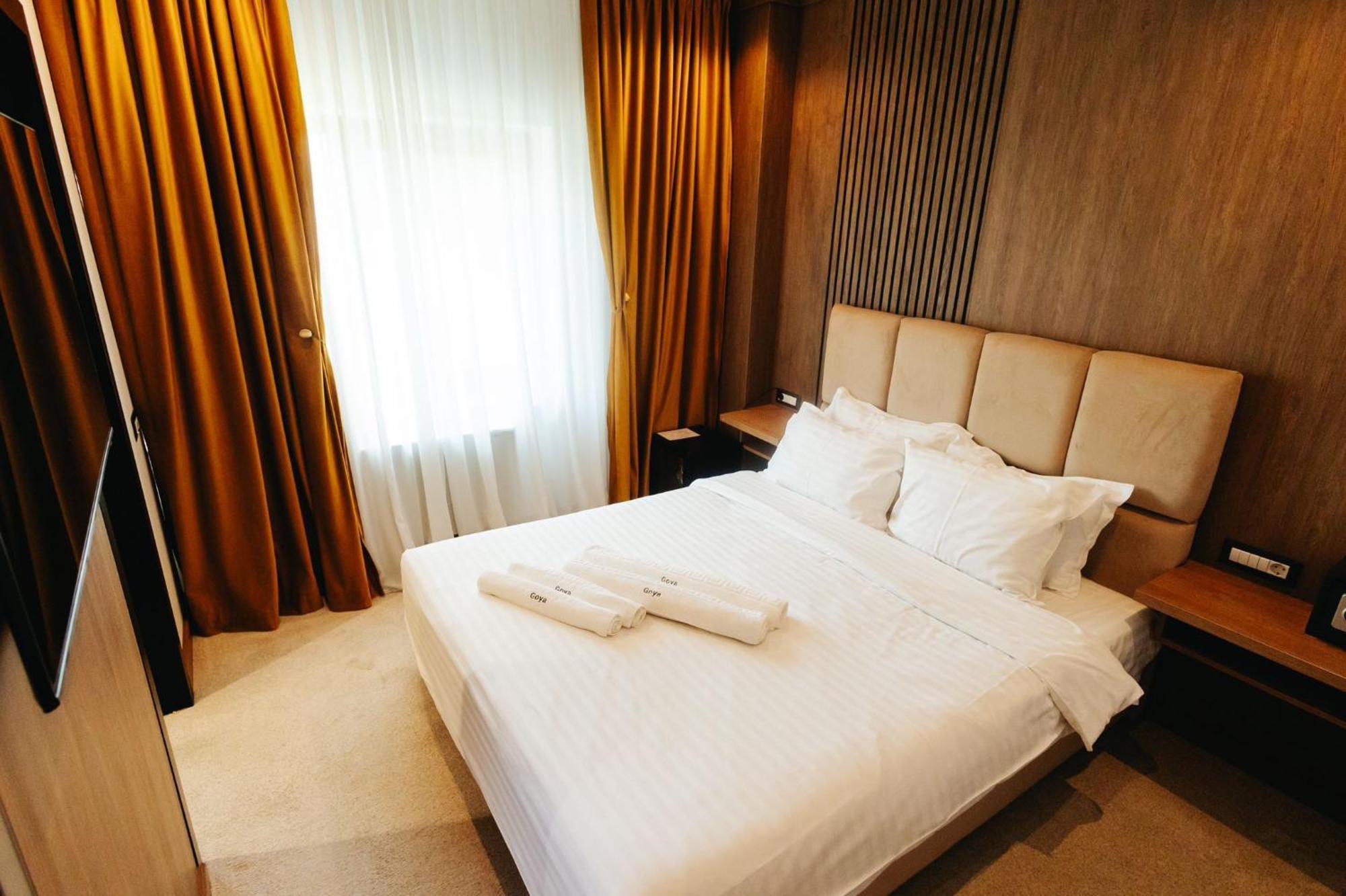 Hotel Goya Boutique Targu Jiu Bagian luar foto