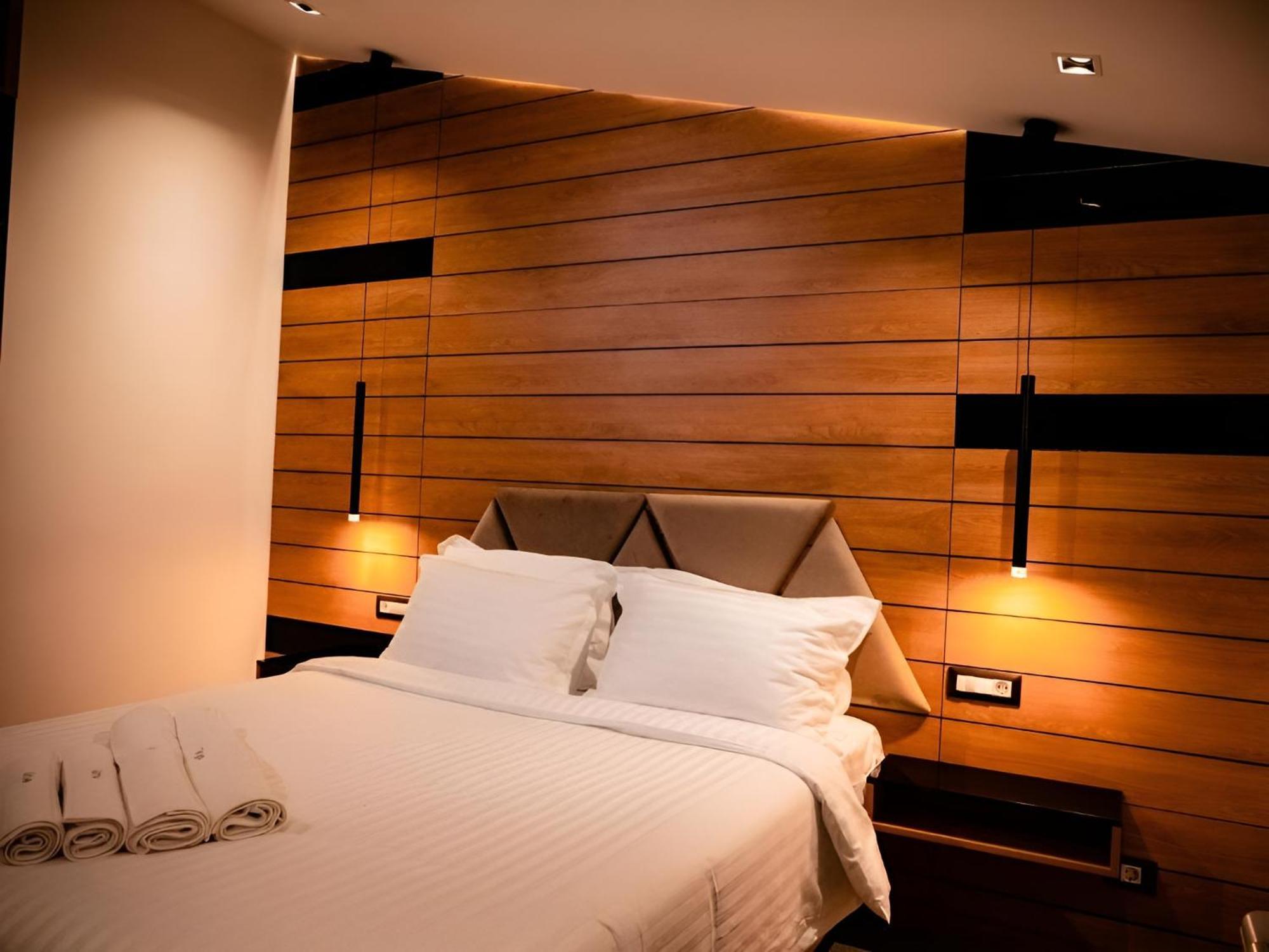 Hotel Goya Boutique Targu Jiu Bagian luar foto